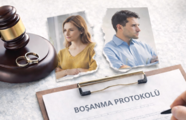 Anlaşmalı boşanma davasını simgeleyen tokmak, yüzükler ve protokol belgesi içeren tematik hukuk görseli